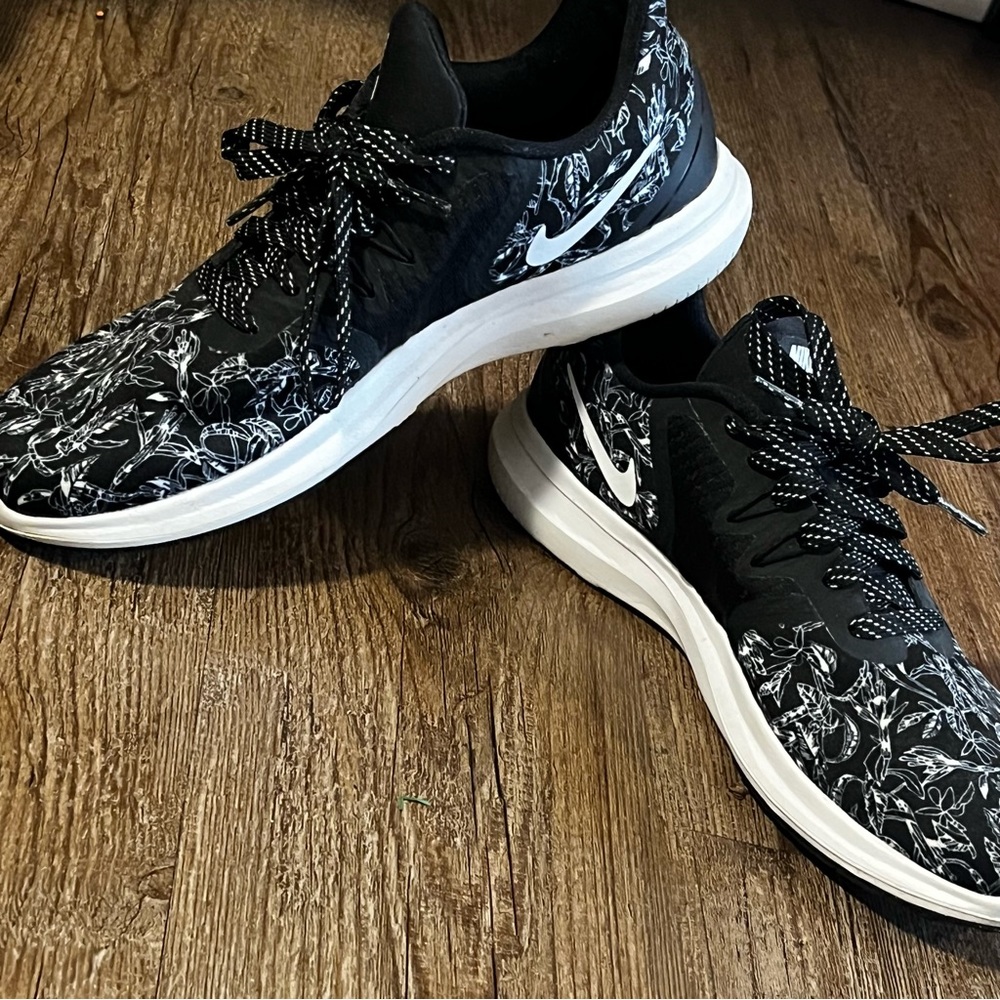 Women’s Nike tennis shoes